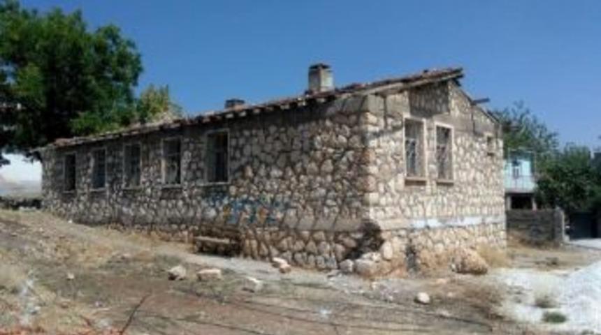 Belde Sakinleri Atıl Durumdaki Binanın Yıkılmasını İstiyor