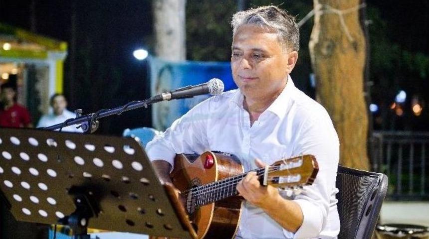 Başkan Uysal Gitarıyla Sahnede