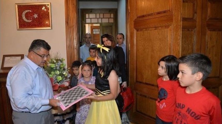 &Ccedil;ocuklardan Başkan Yağcı&rsquo;ya Hediye