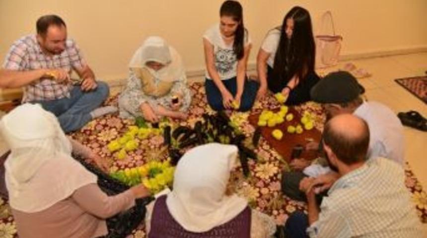 Gen&ccedil;ler Kurutmalık K&uuml;lt&uuml;r&uuml;n&uuml; Yaşlılardan &Ouml;ğreniyor