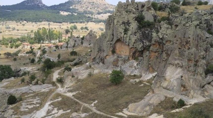 (&ouml;zel Haber) Tarihi Frig Vadisindeki Yazılıkaya K&ouml;y&uuml; Tehlike Altında