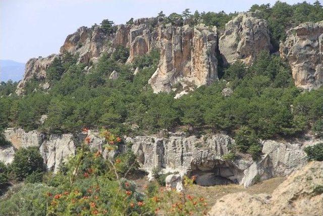 (özel Haber) Tarihi Frig Vadisindeki Yazılıkaya Köyü Tehlike Altında