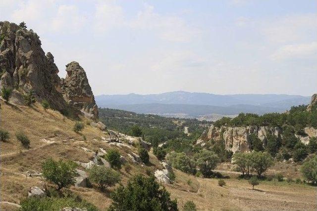 (özel Haber) Tarihi Frig Vadisindeki Yazılıkaya Köyü Tehlike Altında