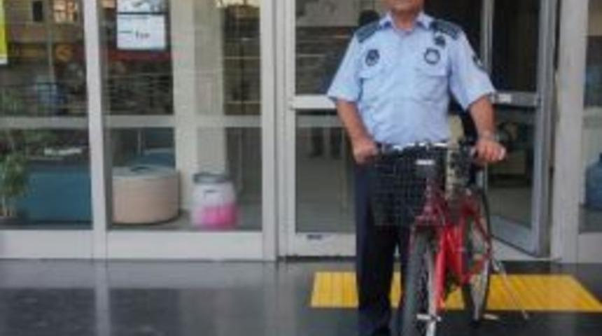 İzmit Zabıtası Bisikletini Kaybeden Vatandaşı Bekliyor