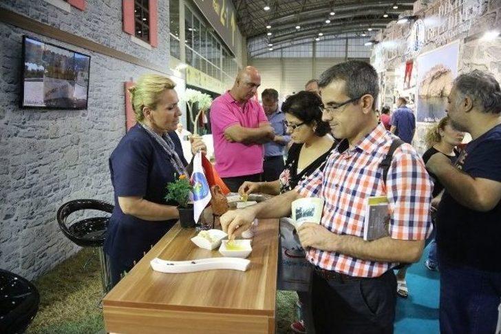 Başkan Uyar Ve Meclis Üyelerinden Fuar Çıkartması G1