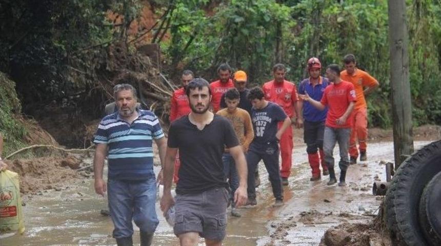 Rize&rsquo;nin Fındıklı İl&ccedil;esindeki Selde Kaybolan &Ccedil;ocuğu Arama &Ccedil;alışmaları S&uuml;r&uuml;yor