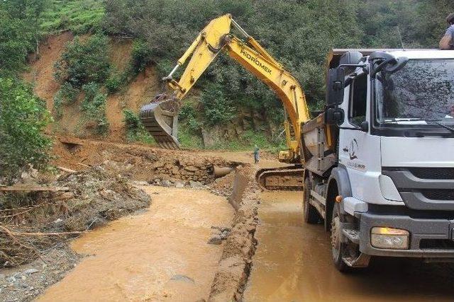 Rize’nin Fındıklı İlçesindeki Selde Kaybolan Çocuğu Arama Çalışmaları Sürüyor