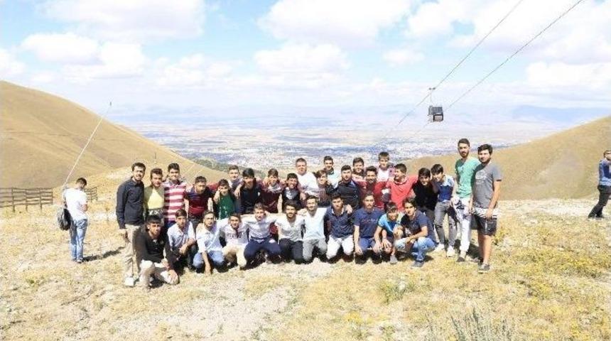 Erzurum&rsquo;a Gelen &Ouml;ğrenciler Tarihi Ve Turistik Yerleri Gezdiler