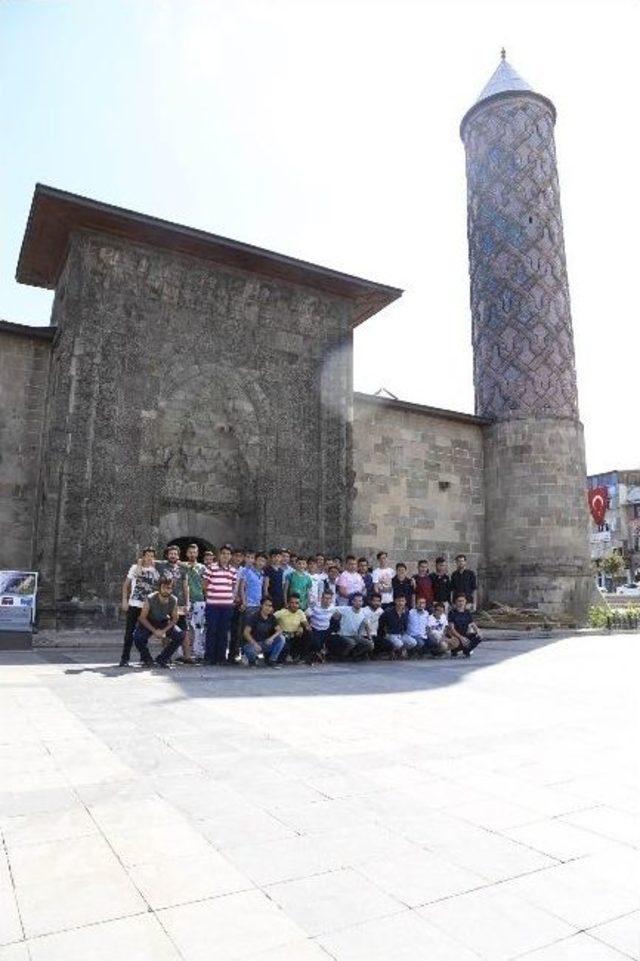 Erzurum’a Gelen Öğrenciler Tarihi Ve Turistik Yerleri Gezdiler