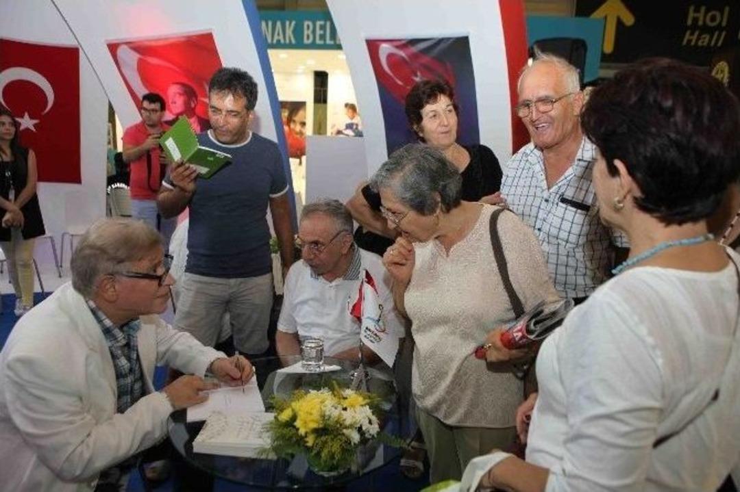 Şairler Bayraklı Standında Okurlarıyla Buluştu