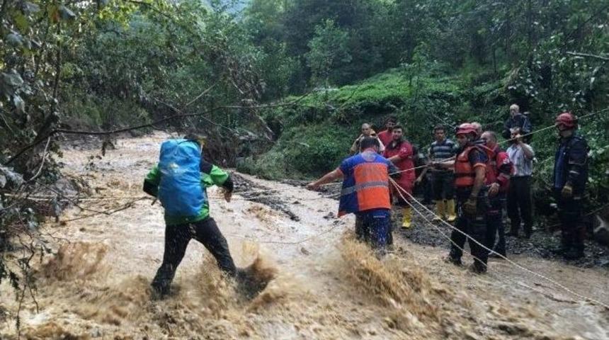 Rize&rsquo;de Sel Ve Heyelanlar Nedeniyle Mahsur Kalan 9 Vatandaş Kurtarıldı