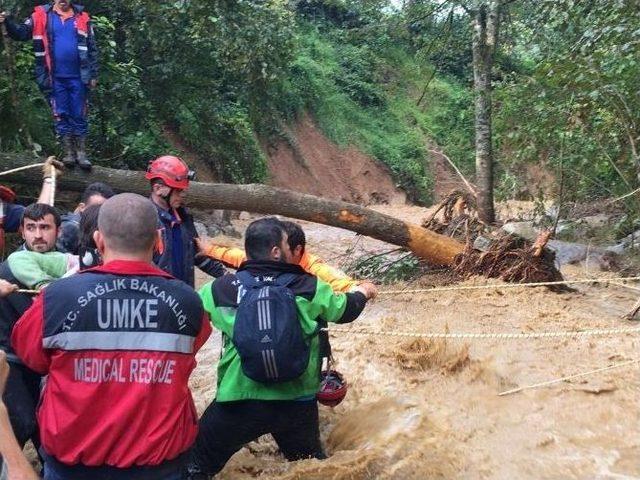 Rize’de Sel Ve Heyelanlar Nedeniyle Mahsur Kalan 9 Vatandaş Kurtarıldı