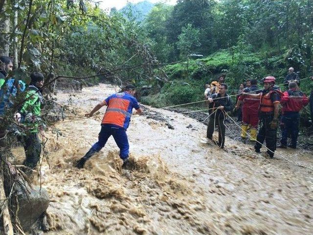 Rize’de Sel Ve Heyelanlar Nedeniyle Mahsur Kalan 9 Vatandaş Kurtarıldı