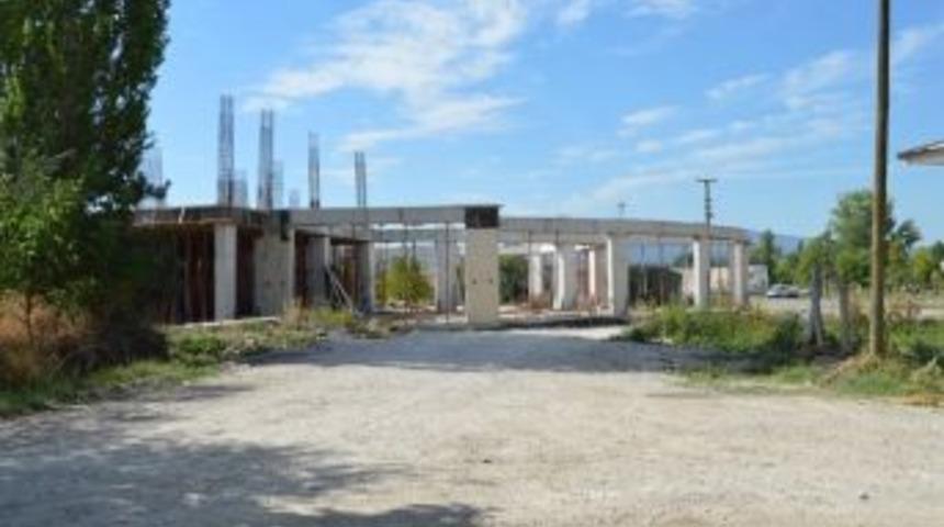 Buz Pisti İnşaatı Y&uuml;kseliyor