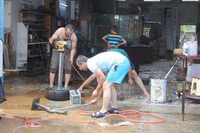 Şiddetli Yağışlar Artvin’in Arhavi İlçesinde Hasara Yol Açtı