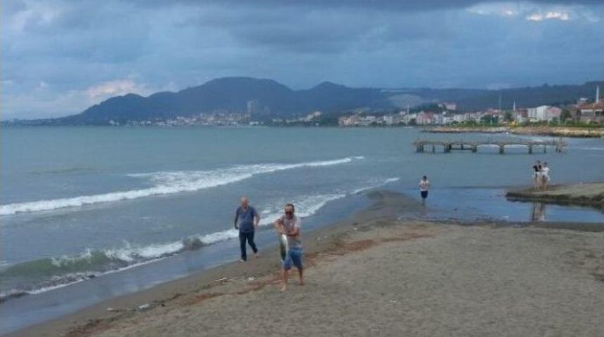 Denizde &Ccedil;ıplak Elle 5 Kilo Levrek Yakaladı