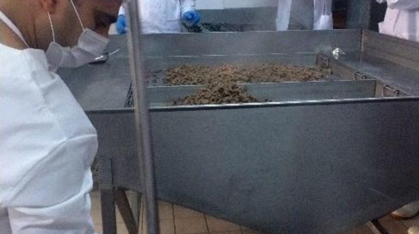 T&uuml;rk Kızılayı&rsquo;nın Vekalet Kurbanları Hijyenik Ortamlarda &Uuml;retiliyor