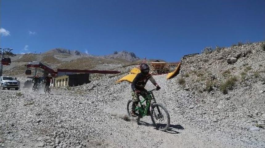 Bisiklet&ccedil;iler Erciyes&rsquo;e Hayran Kaldı