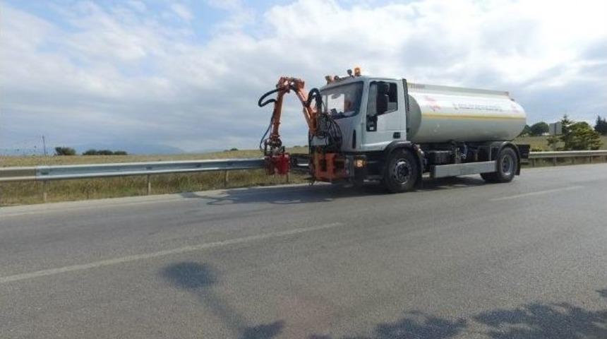 Kocaeli&rsquo;de Bariyerler &Ouml;zel Ara&ccedil;la Yıkanıyor