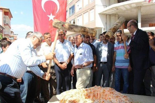 Sünnet Şöleninde 50 Yıl Önceki Gelenek Yaşatıldı, Keşkek Dövüldü