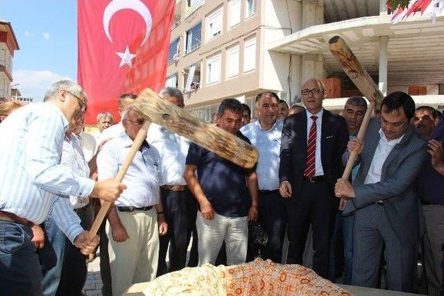 Sünnet Şöleninde 50 Yıl Önceki Gelenek Yaşatıldı, Keşkek Dövüldü