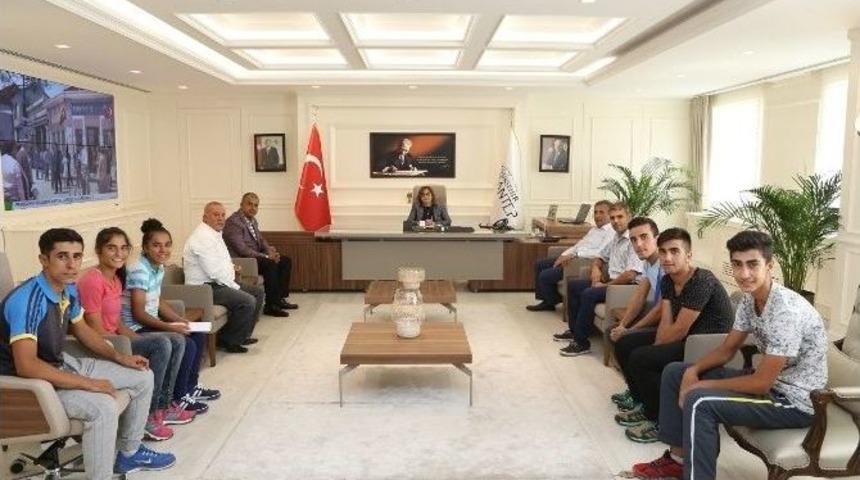 Şampiyon Hokeycilerden Fatma Şahin&rsquo;e Ziyaret