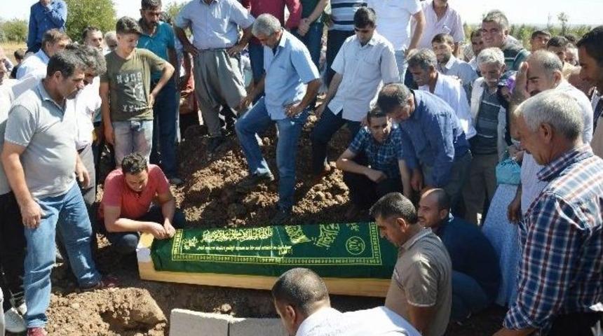 Yakılarak &Ouml;ld&uuml;r&uuml;len Diyarbakırlı İş&ccedil;i G&ouml;zyaşları İ&ccedil;erisinde Defnedildi