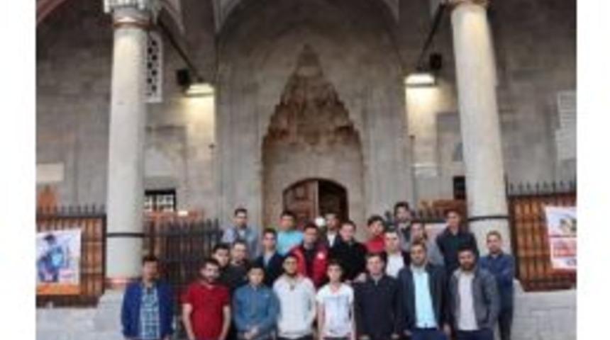 Gen&ccedil;ler Sabah Namazında Buluştu