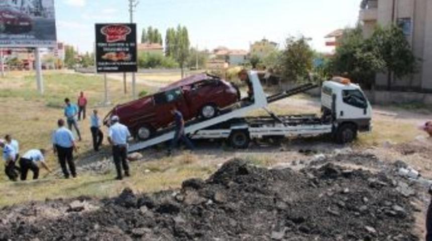 Aksaray&rsquo;da Minib&uuml;sle Otomobil &Ccedil;arpıştı: 1 Yaralı