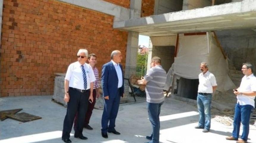 Kaymakam Kılı&ccedil; Ve Milli Eğitim M&uuml;d&uuml;r&uuml; G&uuml;&ccedil;l&uuml; Kapalı Spor Salonu İnşaatını İnceledi