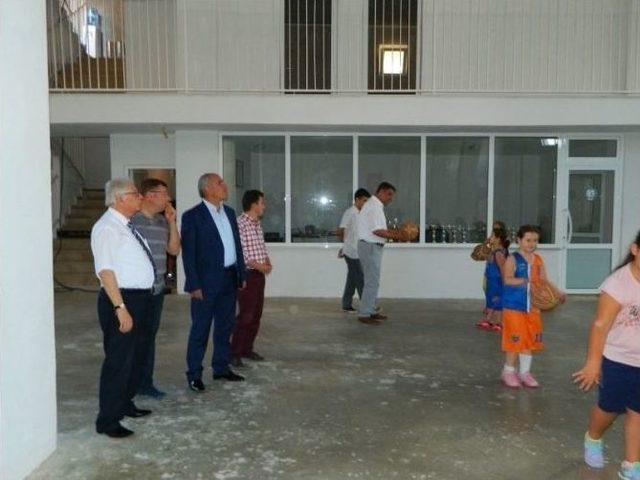 Kaymakam Kılıç Ve Milli Eğitim Müdürü Güçlü Kapalı Spor Salonu İnşaatını İnceledi