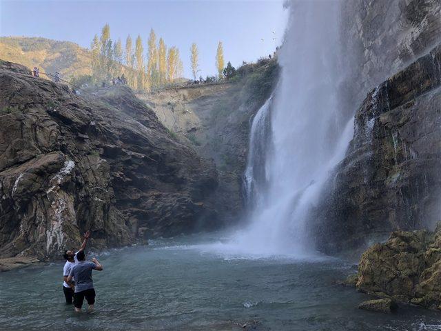 Tortum Şelalesi'ndeki yürüyüş alanında heyelan riski