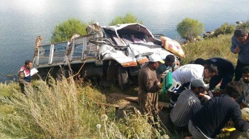 Koyun Y&uuml;kl&uuml; Kamyon, &Ccedil;ıldır G&ouml;l&uuml; Kenarında Şarampole Yuvarlandı: 3 Yaralı