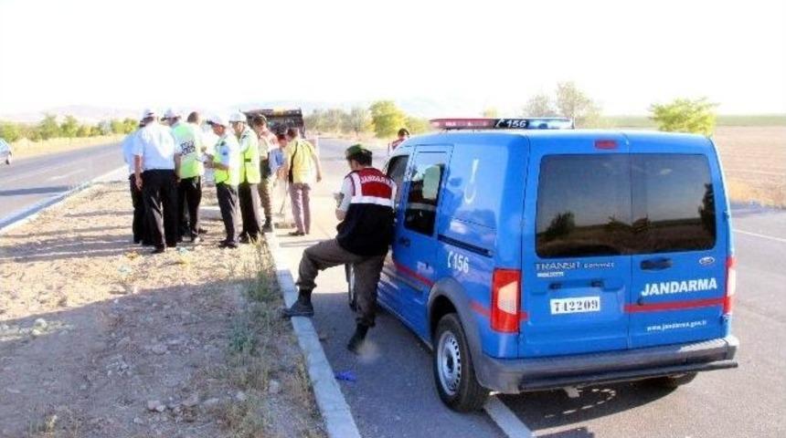 Otomobil Ref&uuml;je &Ccedil;arptı: 3 &Ouml;l&uuml;, 2 Yaralı