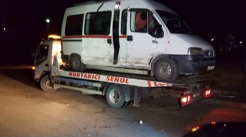 Karab&uuml;k&rsquo;te İki Servis Aracı &Ccedil;arpıştı: 14 Yaralı