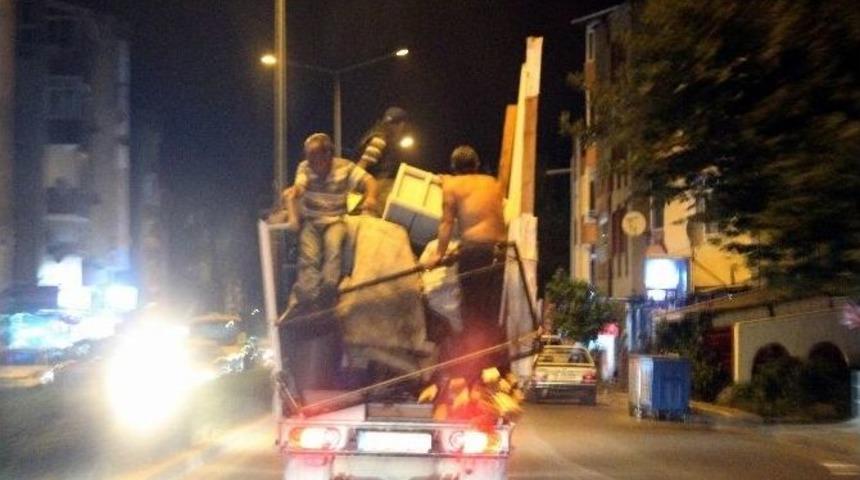 Kamyonet Kasasındaki Tehlikeli Yolculuk Yürekleri Ağza Getirdi