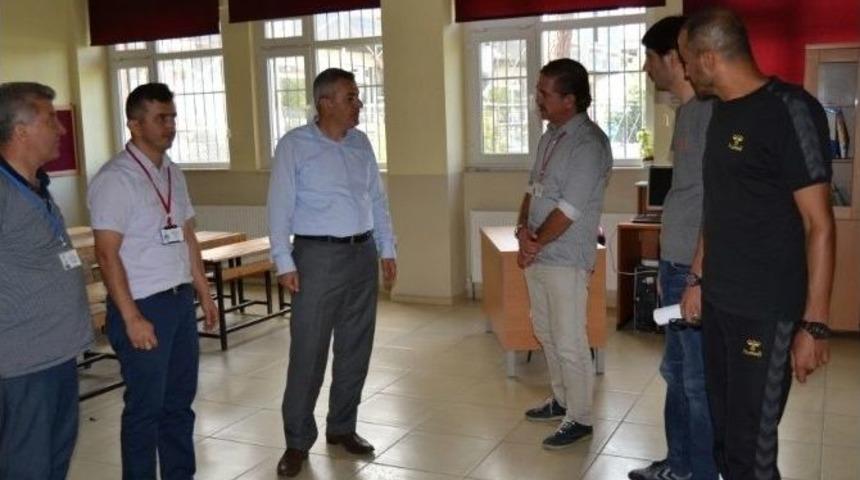Milli Eğitim M&uuml;d&uuml;r&uuml; Yiğit Okulları Gezdi