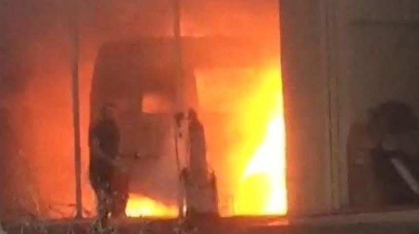 Sanayiye Tamir İ&ccedil;in Gelen Minib&uuml;s Alev Alev Yandı