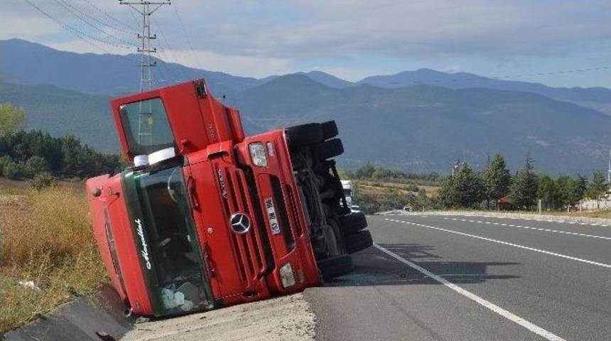 Tır Devrildi, S&uuml;r&uuml;c&uuml; Yaralandı