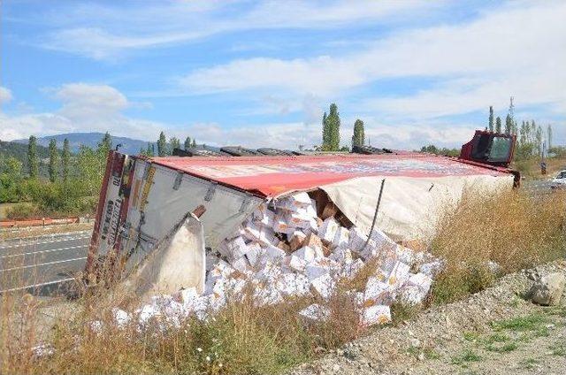 Tır Devrildi, Sürücü Yaralandı