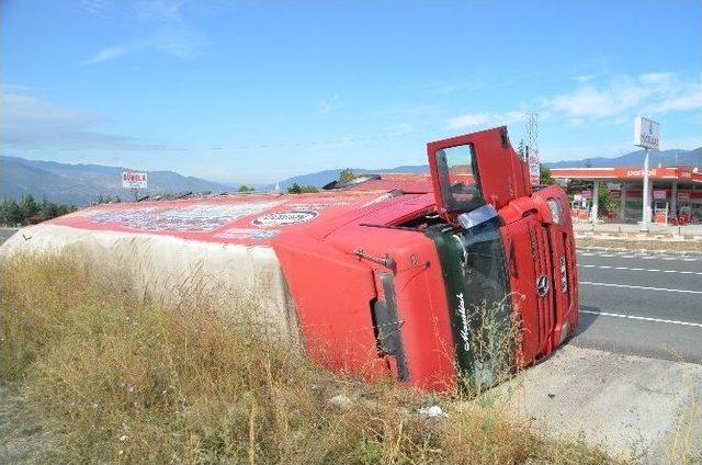 Tır Devrildi, Sürücü Yaralandı