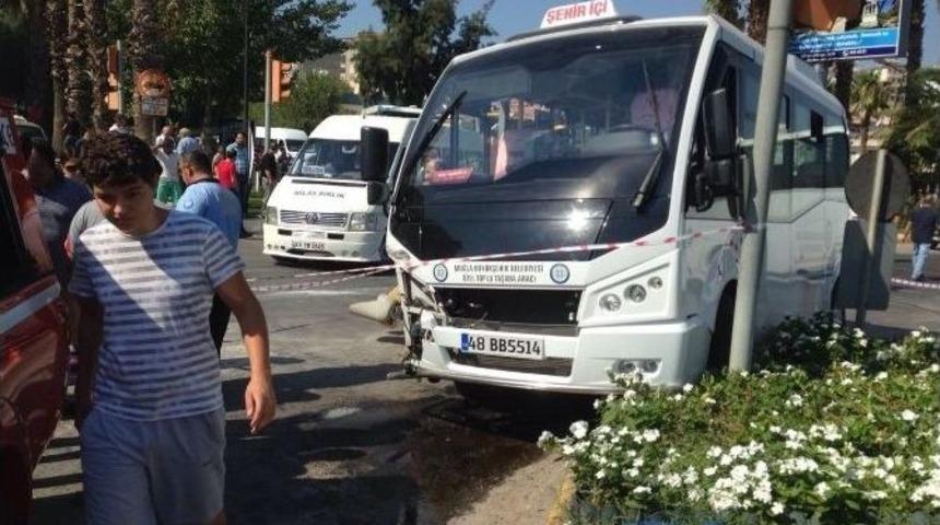 Milas&rsquo;ta Şehir İ&ccedil;i Dolmuşuyla Tır Birbirine Girdi: 1 Yaralı