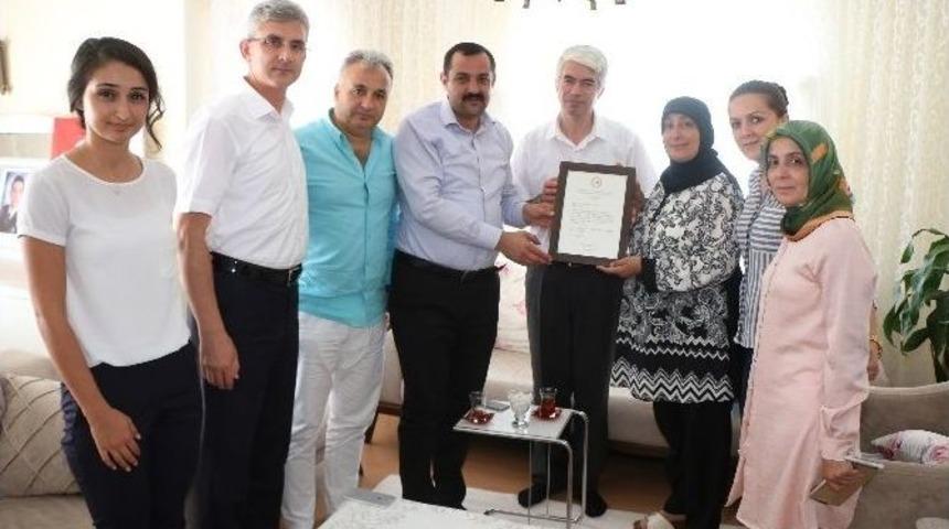 Başbakan Yıldırım&rsquo;dan 15 Temmuz Şehit Yakınlarına Ş&uuml;kran Belgesi