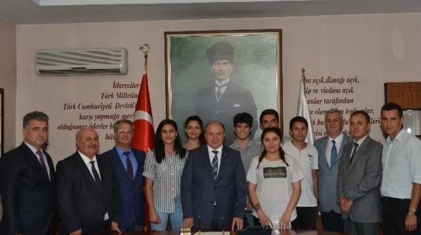 Vali Babadan Başarıya &Ouml;d&uuml;l