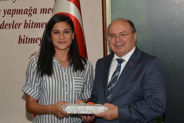 Vali Babadan Başarıya &Ouml;d&uuml;l 1