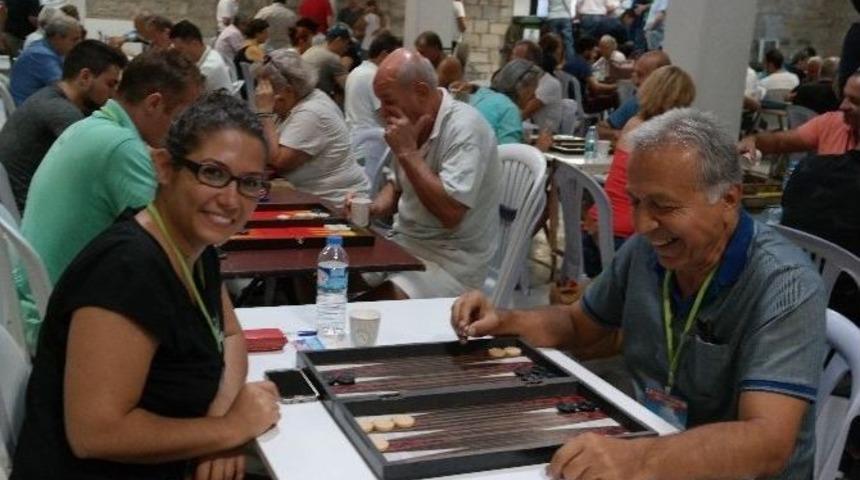 Kadınlar Tavla Başında Rakiplerini Terletti