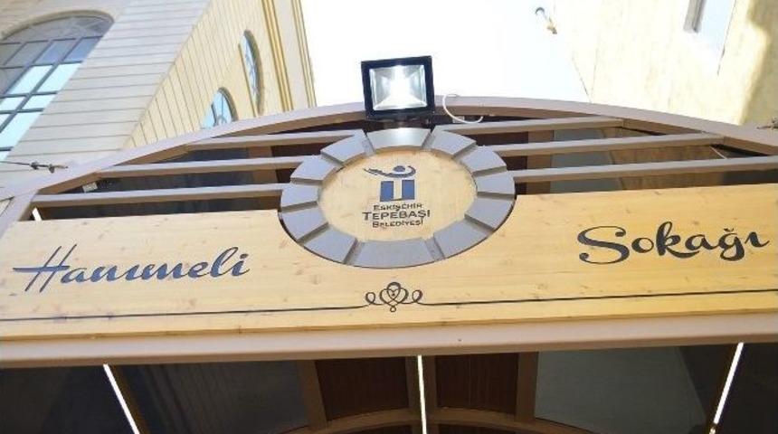 Hanımeli Sokak Her G&uuml;n Farklı Renkte