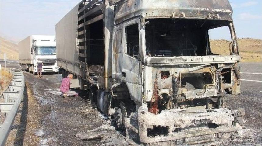 Ağrı Dağı&rsquo;nda Alev Alan Tır Yandı: 1 Yaralı