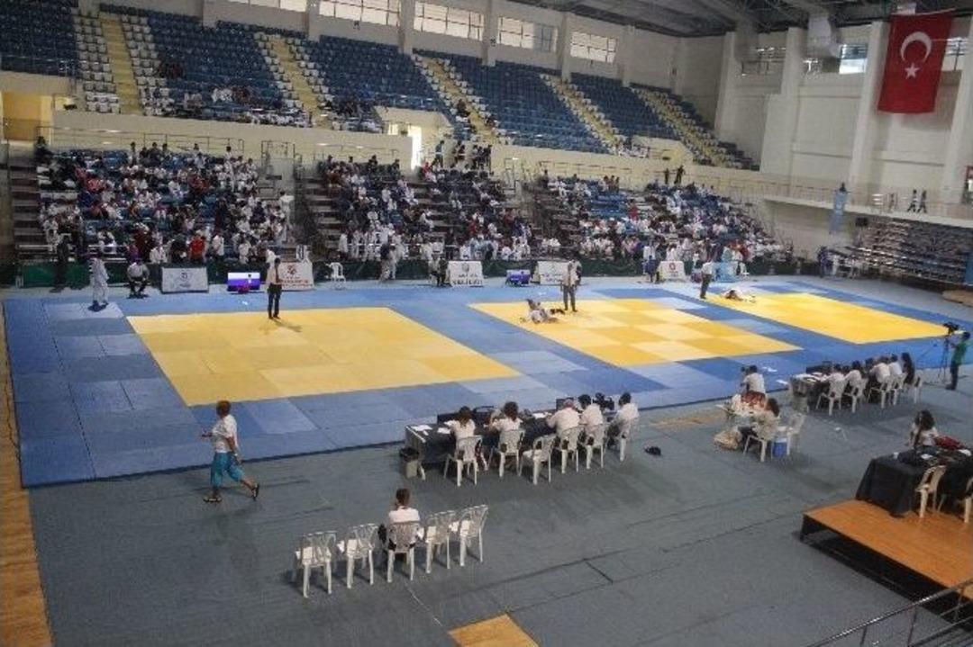 Sakarya&rsquo;da 30 Ağustos Zafer Haftası Valilik Kupası Uluslararası Judo Turnuvası Başladı