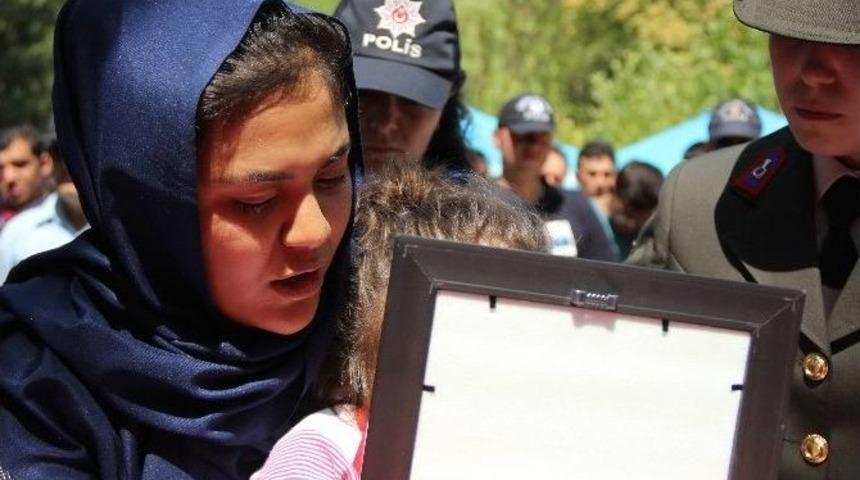 "&ouml;p Babanı Kızım" Diyerek Şehit Eşini Son Yolculuğuna Uğurladı